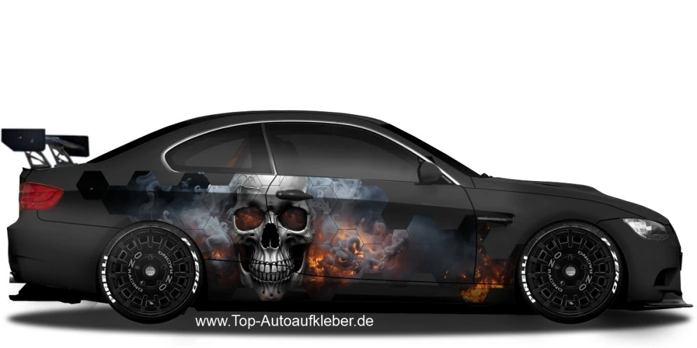 Totenkopfdekor in Flammen auf dunklem Sportwagen