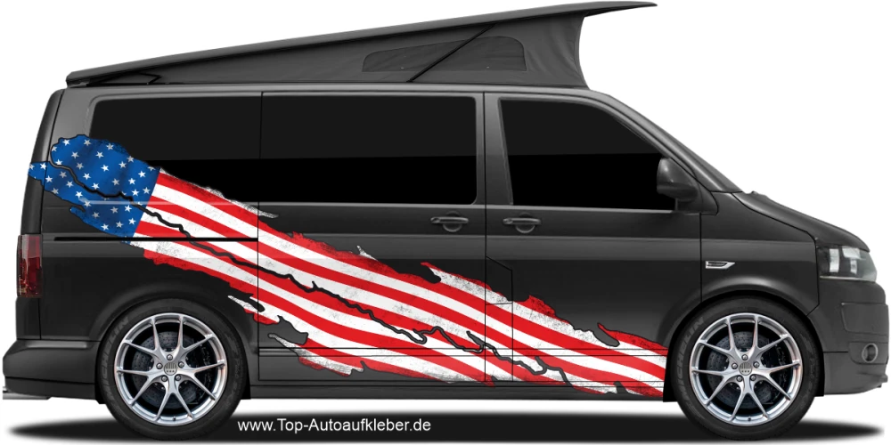 Wohnmobil Flagge USA auf Fahrzeugseite von dunklem Camper Van