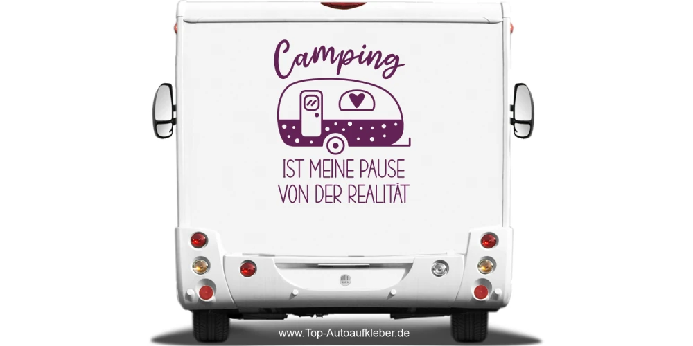 Wohnwagendekor Camping ist auf Heck eines hellen Wohnmobils