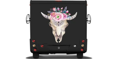 aufkleber Blumenschmuck mit Totenkopf auf Heck von dunklem Wohnmobil oder Wohnwagen