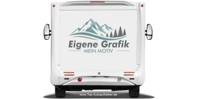Autoaufkleber Eigenes Motiv mehrfarbig auf hellem Heck eines Reisemobils