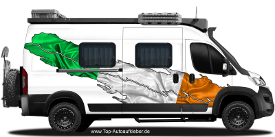 Autoaufkleber Flagge von Irland auf Fahrzeugseite von dunklem PKW
