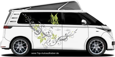 Autoaufkleber buntes Ornament mit Schmetterling auf hellem Camper