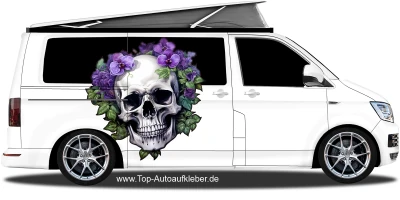 Autoaufkleber Totenkopf mit Blüten auf hellem Campervan