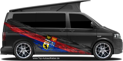 Ostfriesische Flagge als Autoaufkleber auf Fahrzeugseite von dunklem Camper Van