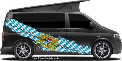 Bayerische Rautenflagge auf Fahrzeugseite von dunklem Camper Van