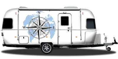 Kompass und Weltkarte als bunter Aufkleber auf hellem Wohnwagen