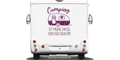 Wohnwagendekor Camping ist auf Heck eines hellen Wohnmobils